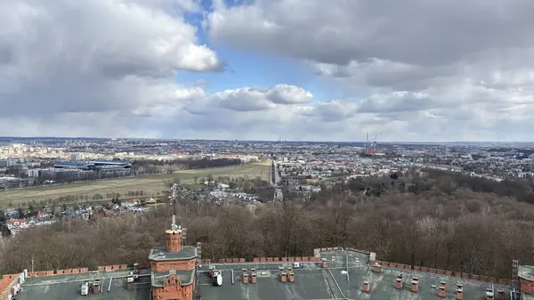 Krakw 'da panoramik manzara. Polonya 'nın Krakow kentinin şehir manzarası. Polonya, ünlü sokak binaları yerleştirdi