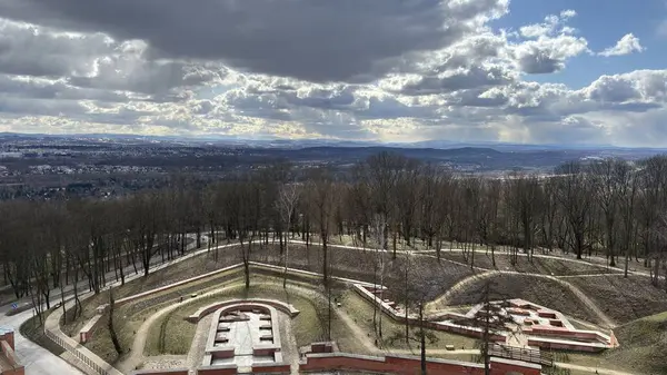 Krakw 'da panoramik manzara. Polonya 'nın Krakow kentinin şehir manzarası. Polonya, ünlü sokak binaları yerleştirdi