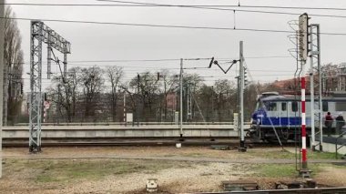 Wrocaw ana tren istasyonundan geçen modern Polonya trenleri. Polonya 'nın Wroclaw şehrinin şehir manzarası. Polonya, ünlü sokak binaları yerleştirdi