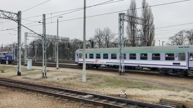 Wrocaw ana tren istasyonundan geçen modern Polonya trenleri. Polonya 'nın Wroclaw şehrinin şehir manzarası. Polonya, ünlü sokak binaları yerleştirdi
