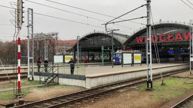 Wrocaw ana tren istasyonundan geçen modern Polonya trenleri. Polonya 'nın Wroclaw şehrinin şehir manzarası. Polonya, ünlü sokak binaları yerleştirdi