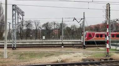 Wrocaw ana tren istasyonundan geçen modern Polonya trenleri. Polonya 'nın Wroclaw şehrinin şehir manzarası. Polonya, ünlü sokak binaları yerleştirdi