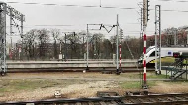 Wrocaw ana tren istasyonundan geçen modern Polonya trenleri. Polonya 'nın Wroclaw şehrinin şehir manzarası. Polonya, ünlü sokak binaları yerleştirdi