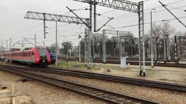 Wrocaw ana tren istasyonundan geçen modern Polonya trenleri. Polonya 'nın Wroclaw şehrinin şehir manzarası. Polonya, ünlü sokak binaları yerleştirdi