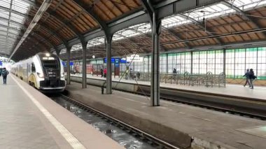 Wrocaw ana tren istasyonundan geçen modern Polonya trenleri. Polonya 'nın Wroclaw şehrinin şehir manzarası. Polonya, ünlü sokak binaları yerleştirdi