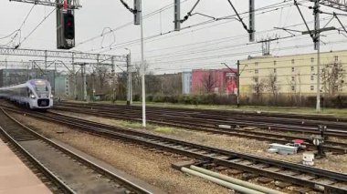Wrocaw ana tren istasyonundan geçen modern Polonya trenleri. Polonya 'nın Wroclaw şehrinin şehir manzarası. Polonya, ünlü sokak binaları yerleştirdi