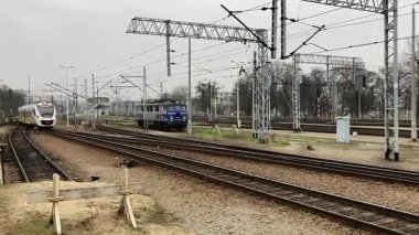 Wrocaw ana tren istasyonundan geçen modern Polonya trenleri. Polonya 'nın Wroclaw şehrinin şehir manzarası. Polonya, ünlü sokak binaları yerleştirdi