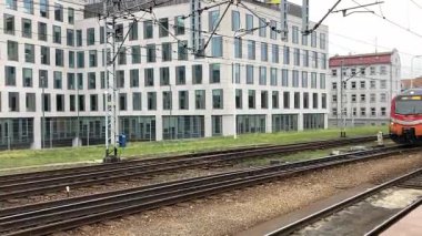 Wrocaw ana tren istasyonundan geçen modern Polonya trenleri. Polonya 'nın Wroclaw şehrinin şehir manzarası. Polonya, ünlü sokak binaları yerleştirdi