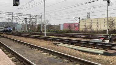 Wrocaw ana tren istasyonundan geçen modern Polonya trenleri. Polonya 'nın Wroclaw şehrinin şehir manzarası. Polonya, ünlü sokak binaları yerleştirdi