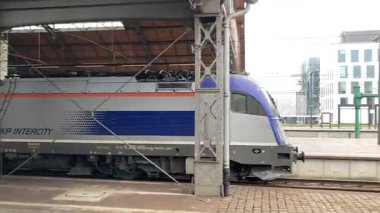 Wrocaw ana tren istasyonundan geçen modern Polonya trenleri. Polonya 'nın Wroclaw şehrinin şehir manzarası. Polonya, ünlü sokak binaları yerleştirdi