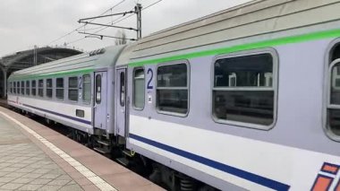 Wrocaw ana tren istasyonundan geçen modern Polonya trenleri. Polonya 'nın Wroclaw şehrinin şehir manzarası. Polonya, ünlü sokak binaları yerleştirdi