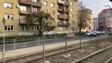 Wrocaw sokaklarında dolaşan askeri bir araçta Noel Baba gibi giyinmiş iki kişi. Polonya 'nın Wroclaw şehrinin şehir manzarası. Polonya, ünlü sokak binaları yerleştirdi