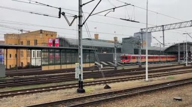 Wrocaw ana tren istasyonundan geçen modern Polonya trenleri. Polonya 'nın Wroclaw şehrinin şehir manzarası. Polonya, ünlü sokak binaları yerleştirdi