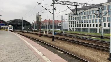 Wrocaw ana tren istasyonundan geçen modern Polonya trenleri. Polonya 'nın Wroclaw şehrinin şehir manzarası. Polonya, ünlü sokak binaları yerleştirdi
