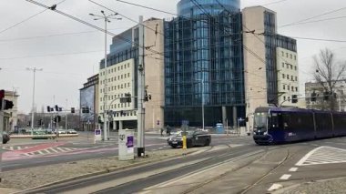 Polonya 'nın Wrocaw şehrinde şehir tramvayı ilerliyor. Polonya 'nın Wroclaw şehrinin şehir manzarası. Polonya, ünlü sokak binaları yerleştirdi