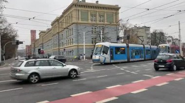 Polonya 'nın Wrocaw şehrinde şehir tramvayı ilerliyor. Polonya 'nın Wroclaw şehrinin şehir manzarası. Polonya, ünlü sokak binaları yerleştirdi