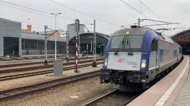 Polonya 'nın Wrocaw şehrinde şehir tramvayı ilerliyor. Polonya 'nın Wroclaw şehrinin şehir manzarası. Polonya, ünlü sokak binaları yerleştirdi
