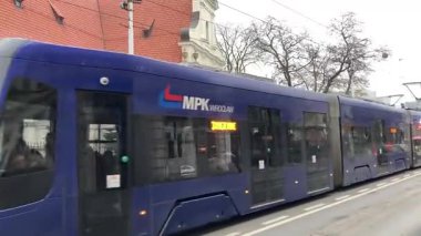 Polonya 'nın Wrocaw şehrinde şehir tramvayı ilerliyor. Polonya 'nın Wroclaw şehrinin şehir manzarası. Polonya, ünlü sokak binaları yerleştirdi