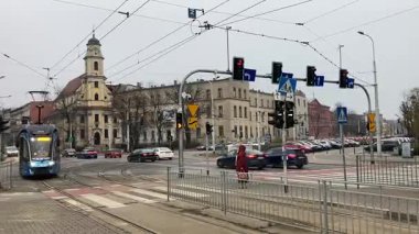 Polonya 'nın Wrocaw şehrinde şehir tramvayı ilerliyor. Polonya 'nın Wroclaw şehrinin şehir manzarası. Polonya, ünlü sokak binaları yerleştirdi