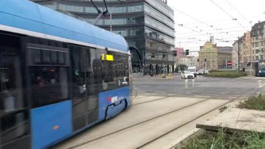 Polonya 'nın Wrocaw şehrinde şehir tramvayı ilerliyor. Polonya 'nın Wroclaw şehrinin şehir manzarası. Polonya, ünlü sokak binaları yerleştirdi