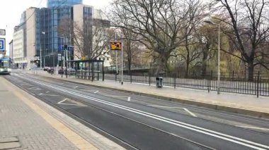 Polonya 'nın Wrocaw şehrinde şehir tramvayı ilerliyor. Polonya 'nın Wroclaw şehrinin şehir manzarası. Polonya, ünlü sokak binaları yerleştirdi