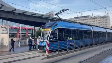 Polonya 'nın Wrocaw şehrinde şehir tramvayı ilerliyor. Polonya 'nın Wroclaw şehrinin şehir manzarası. Polonya, ünlü sokak binaları yerleştirdi