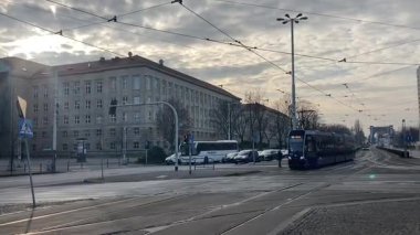 Polonya 'nın Wrocaw şehrinde şehir tramvayı ilerliyor. Polonya 'nın Wroclaw şehrinin şehir manzarası. Polonya, ünlü sokak binaları yerleştirdi