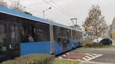 Polonya 'nın Wrocaw şehrinde şehir tramvayı ilerliyor. Polonya 'nın Wroclaw şehrinin şehir manzarası. Polonya, ünlü sokak binaları yerleştirdi
