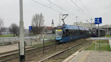 Polonya 'nın Wrocaw şehrinde şehir tramvayı ilerliyor. Polonya 'nın Wroclaw şehrinin şehir manzarası. Polonya, ünlü sokak binaları yerleştirdi