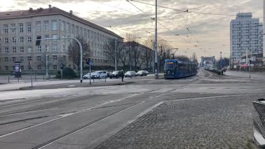 Polonya 'nın Wrocaw şehrinde şehir tramvayı ilerliyor. Polonya 'nın Wroclaw şehrinin şehir manzarası. Polonya, ünlü sokak binaları yerleştirdi