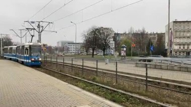 Polonya 'nın Wrocaw şehrinde şehir tramvayı ilerliyor. Polonya 'nın Wroclaw şehrinin şehir manzarası. Polonya, ünlü sokak binaları yerleştirdi