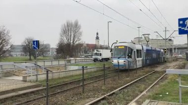 Polonya 'nın Wrocaw şehrinde şehir tramvayı ilerliyor. Polonya 'nın Wroclaw şehrinin şehir manzarası. Polonya, ünlü sokak binaları yerleştirdi