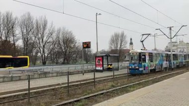 Polonya 'nın Wrocaw şehrinde şehir tramvayı ilerliyor. Polonya 'nın Wroclaw şehrinin şehir manzarası. Polonya, ünlü sokak binaları yerleştirdi