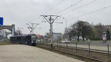 Polonya 'nın Wrocaw şehrinde şehir tramvayı ilerliyor. Polonya 'nın Wroclaw şehrinin şehir manzarası. Polonya, ünlü sokak binaları yerleştirdi