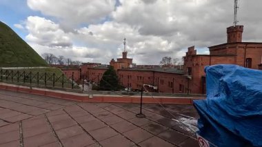 Krakw 'daki ünlü savaş anıtı Kociuszko Tepesi turizm merkezi. Polonya 'nın Krakow kentinin şehir manzarası. Polonya, ünlü sokak binaları yerleştirdi