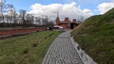 Krakw 'daki ünlü savaş anıtı Kociuszko Tepesi turizm merkezi. Polonya 'nın Krakow kentinin şehir manzarası. Polonya, ünlü sokak binaları yerleştirdi