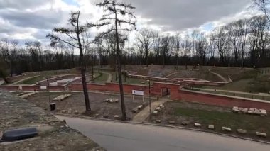 Krakw 'daki ünlü savaş anıtı Kociuszko Tepesi turizm merkezi. Polonya 'nın Krakow kentinin şehir manzarası. Polonya, ünlü sokak binaları yerleştirdi