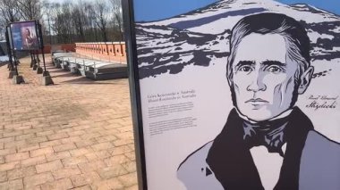 Krakw 'daki ünlü savaş anıtı Kociuszko Tepesi turizm merkezi. Polonya 'nın Krakow kentinin şehir manzarası. Polonya, ünlü sokak binaları yerleştirdi
