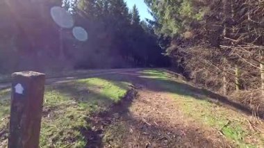 Glen Devon 'da Perthshire' daki Loch Tarret Barajı 'nın yanında yürüyorum. İskoç kırları ve tepeleri. Dağ sırası. Otlaklar, koyunlar ve akan su. İskoçya İskoç nehri aydınlık güneşli bir günde vahşi yerleri yakar.