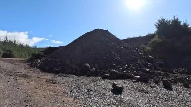 Glen Devon 'da Perthshire' daki Loch Tarret Barajı 'nın yanında yürüyorum. İskoç kırları ve tepeleri. Dağ sırası. Otlaklar, koyunlar ve akan su. İskoçya İskoç nehri aydınlık güneşli bir günde vahşi yerleri yakar.