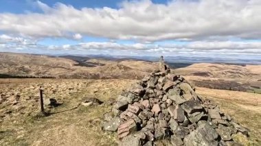 Glen Devon 'da Perthshire' daki Loch Tarret Barajı 'nın yanında yürüyorum. İskoç kırları ve tepeleri. Dağ sırası. Otlaklar, koyunlar ve akan su. İskoçya İskoç nehri aydınlık güneşli bir günde vahşi yerleri yakar.