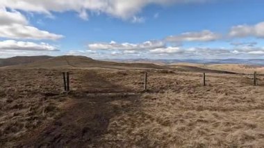 Glen Devon 'da Perthshire' daki Loch Tarret Barajı 'nın yanında yürüyorum. İskoç kırları ve tepeleri. Dağ sırası. Otlaklar, koyunlar ve akan su. İskoçya İskoç nehri aydınlık güneşli bir günde vahşi yerleri yakar.