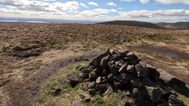 Glen Devon 'da Perthshire' daki Loch Tarret Barajı 'nın yanında yürüyorum. İskoç kırları ve tepeleri. Dağ sırası. Otlaklar, koyunlar ve akan su. İskoçya İskoç nehri aydınlık güneşli bir günde vahşi yerleri yakar.