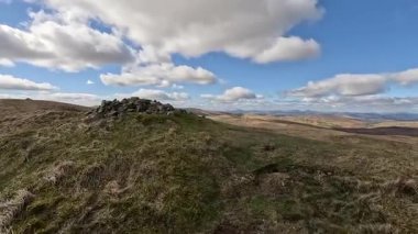 Glen Devon 'da Perthshire' daki Loch Tarret Barajı 'nın yanında yürüyorum. İskoç kırları ve tepeleri. Dağ sırası. Otlaklar, koyunlar ve akan su. İskoçya İskoç nehri aydınlık güneşli bir günde vahşi yerleri yakar.