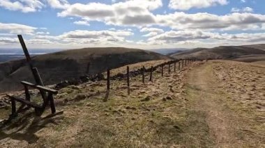 Glen Devon 'da Perthshire' daki Loch Tarret Barajı 'nın yanında yürüyorum. İskoç kırları ve tepeleri. Dağ sırası. Otlaklar, koyunlar ve akan su. İskoçya İskoç nehri aydınlık güneşli bir günde vahşi yerleri yakar.