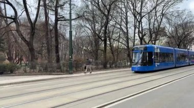 Krakow sokaklarında seyahat eden modern Polonya tramvayları. Polonya 'nın Krakw kentinin şehir manzarası. Polonya, ünlü sokak binaları yerleştirdi