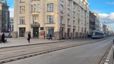 Krakow sokaklarında seyahat eden modern Polonya tramvayları. Polonya 'nın Krakw kentinin şehir manzarası. Polonya, ünlü sokak binaları yerleştirdi