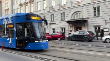 Krakow sokaklarında seyahat eden modern Polonya tramvayları. Polonya 'nın Krakw kentinin şehir manzarası. Polonya, ünlü sokak binaları yerleştirdi