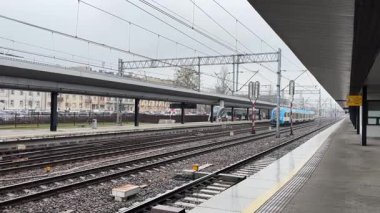 Czestochowa istasyonundaki modern Polonya yük treni. Polonya 'nın Çek Cumhuriyeti' nin şehir manzarası. Demiryolu ile toplu taşıma. Lokomotif ve vagonlar