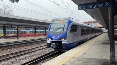 Czestochowa istasyonundaki modern Polonya yük treni. Polonya 'nın Çek Cumhuriyeti' nin şehir manzarası. Demiryolu ile toplu taşıma. Lokomotif ve vagonlar